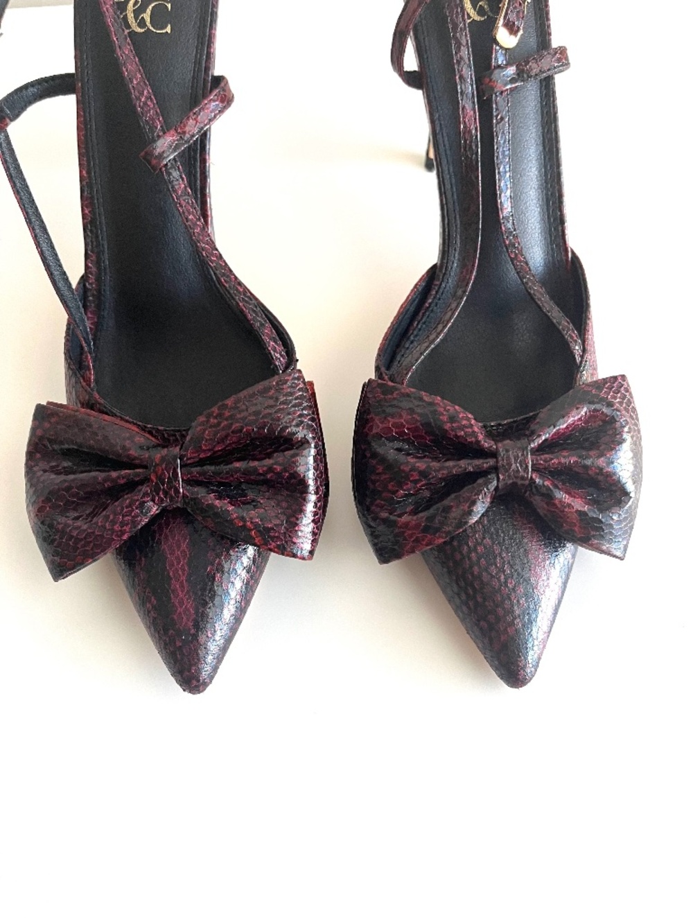 NY & Company Women's Heel Sandals US 8 Bows Burgundy Imitation Snakeskin